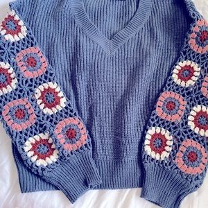 GRAY V-neck Sweater with cutout sleeves. Work 1x